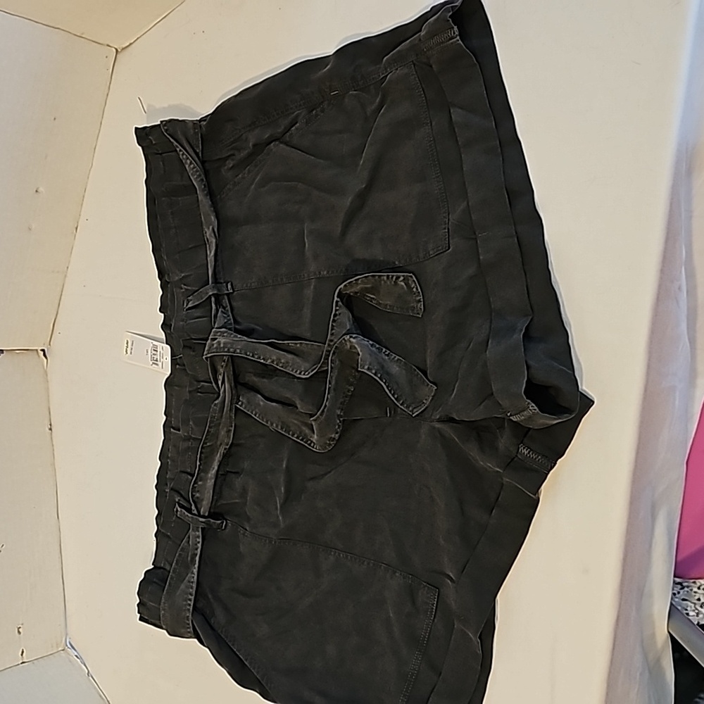 Aerie Lightweight Pullon Shorts. 3 pockets and Belt. Size Large.